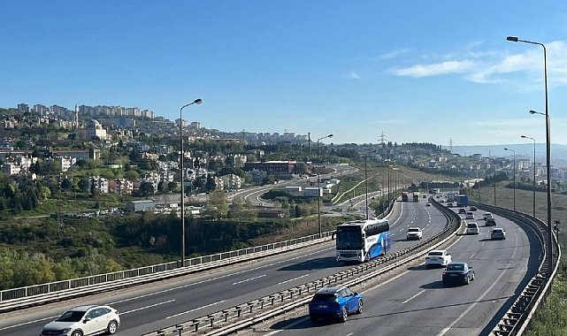 TEM Otoyolu'nun Kocaeli geçişinde akıcı bayram trafiği yoğunluğu