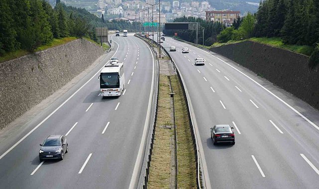 TEM'de trafik bayram tatilinin 2'nci gününde akıcı seyrediyor