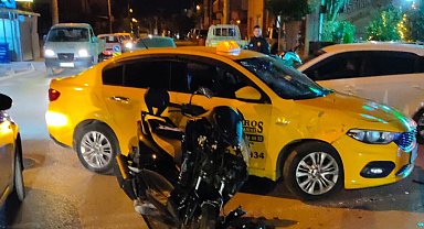 Ticari taksi ile motosikletin çarpıştı: 4 yaralı