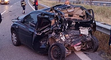 Tırın çarptığı otomobil hurdaya döndü: 1'i ağır 2 yaralı