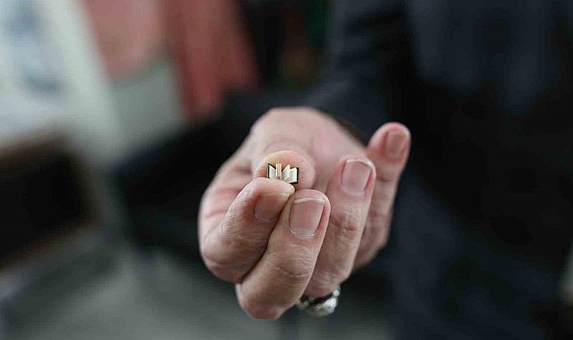 Tırnaktan bile küçük İncil, görenleri hayrete düşürüyor