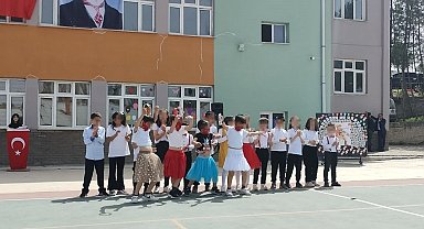 Tokat'ta erkek öğrencilere etek giydirip oynattılar