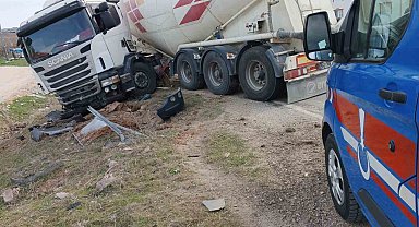 Tokat'ta feci kaza: Vatandaş yola, araç tarlaya savruldu