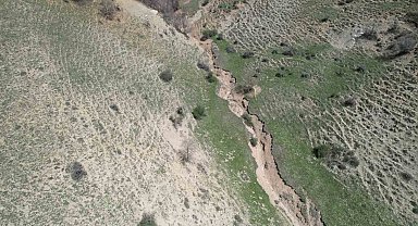 Tokat'ta kırılmanın olduğu fay hattı dron ile görüntülendi