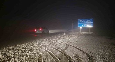 Tokat'ta nisan yağmuru beklenirken kar sürprizi