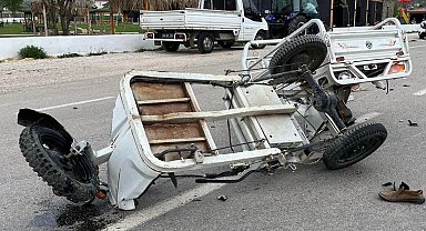 Tokat'ta tarım aracı ile otomobil çarpıştı: 1'i ağır 2 yaralı