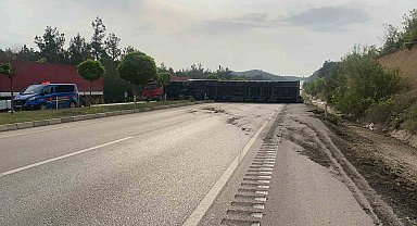 Tokat'ta un yüklü tır devrildi: Un çuvalları yola savruldu