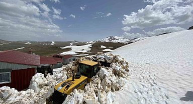 Trabzon'da karla kaplı yayla yolları açılıyor