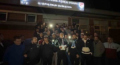 Trabzonspor taraftarları Trabzon'daki TFF binası önünde toplandı