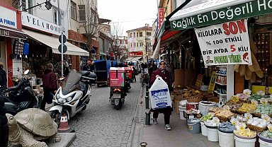 Trafiğe kapalı sokakta oluşan araç yoğunluğu tepki çekti