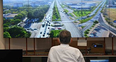 Trafik kontrol merkezinde; 320 kamera ile 135 kavşak canlı takip ediliyor