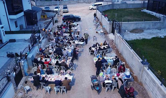 Tüm mahalle sakinleri aynı sofrada iftar açtı