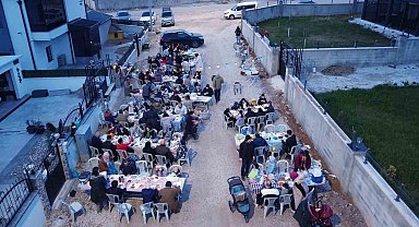 Tüm mahalle sakinleri aynı sofrada iftar açtı