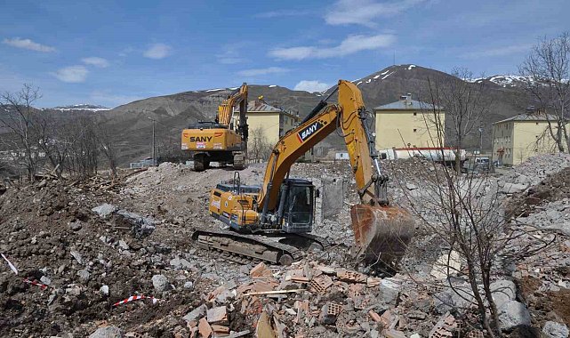 Tunceli'de ağır hasarlı binalar yıkılıyor