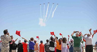 Türk Yıldızları'ndan öğrencilere 23 Nisan hediyesi