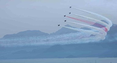 Türk Yıldızları'nın nefes kesen gösterisi on binlerce vatandaşı sahillere doldurdu