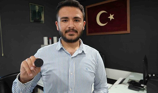 Türkiye'nin en genç muhtarı mührü babasından alarak göreve başladı