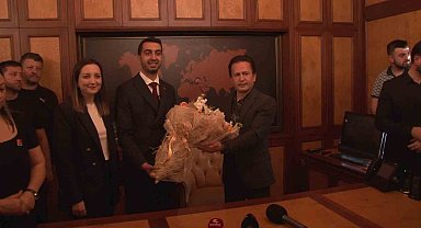 Tuzla Belediye Başkanı Eren Ali Bingöl mazbatasını aldı, göreve başladı