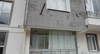 Uçan çatı apartmanın duvarına ok gibi saplandı