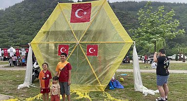 Uçurtma şenliğinde 6 metrelik dev uçurtma ilgi gördü