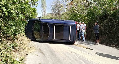 Ümraniye'de el freni çekilmeyen otomobil yokuş aşağı kayarak takla attı