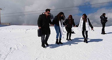 Üniversite öğrencileri, Ilgaz Dağı'nın zirvesinde hem ders yaptı hem horon tepti
