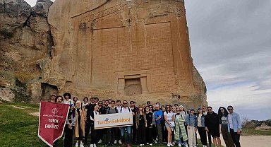 Üniversiteli ve liseli öğrenciler Turizm Haftası'nı Yazılıkaya'da kutladı