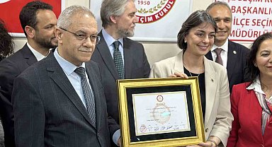 Üsküdar Belediye Başkanı Sinem Dedetaş mazbatasını aldı