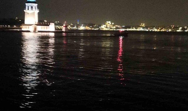 Üsküdar'da denize atlayan adam yüzerek gözden kayboldu