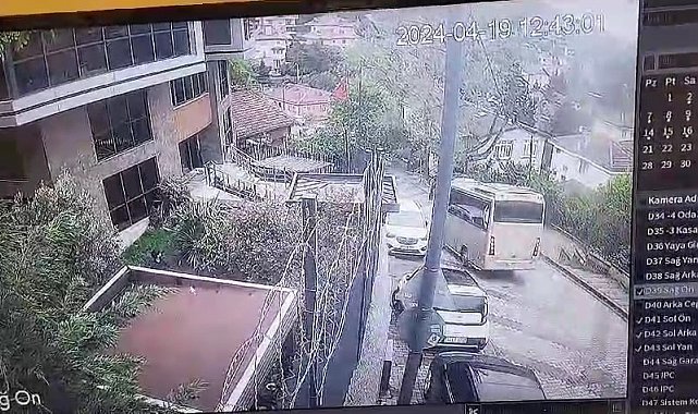 Üsküdar'da öğrencileri taşıyan servis aracının kaza anı kamerada