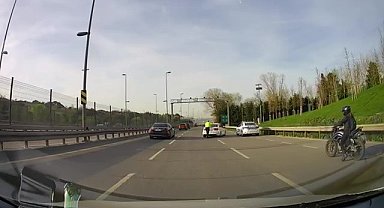 Üsküdar'da yolda kalan araç sürücüsünün imdadına trafik polisi yetişti