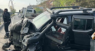 Üst geçidin direğine çarpan araç hurdaya döndü: 2 yaralı