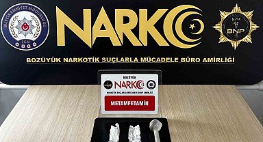 Uyuşturucu operasyonunda yakalanan 3 şüpheli şahıstan biri hapis cezası ile aranıyordu