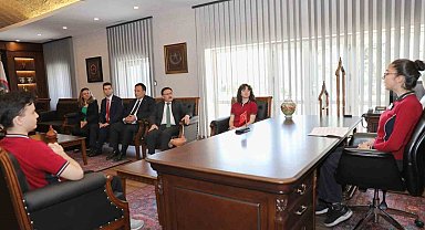 Vali Çiçek Koltuğunu 8.Sınıf Öğrencisi Esma'ya devretti