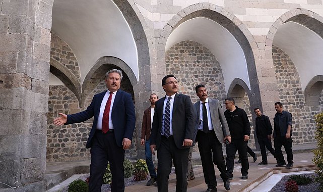 Vali Çiçek, restorasyonu tamamlanan Köşk Medrese'ye hayran kaldı