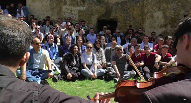 Vali Çiçek ve Başkan Büyükkılıç turizmcilerle şarkı söyledi