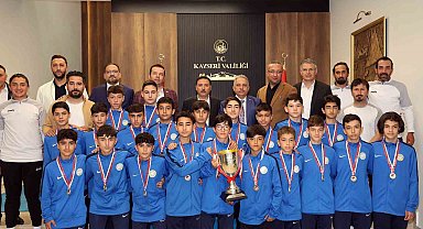Vali Çiçek'ten Türkiye Şampiyonu takıma 100 bin lira ödül