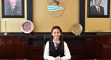 Vali Coşkun makamını 7. sınıf öğrencisi Zeynep'e devretti
