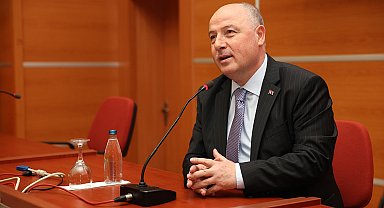 Vali Coşkun, üniversiteli gençlere kamu sektörünü anlattı