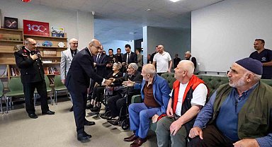Vali Demirtaş, çocuk ve yaşlılarla bir araya geldi