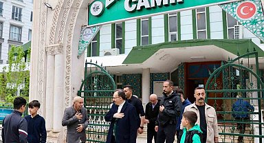 Vali Kızılkaya, bayram namazı sonrası vatandaşlarla bayramlaştı