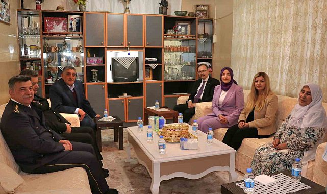 Vali Kızılkaya, bayramda şehit ailesini yalnız bırakmadı