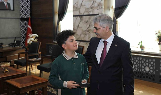 Vali koltuğuna oturan çocuk, güvenlik tedbirleri için emniyet müdürünü aradı