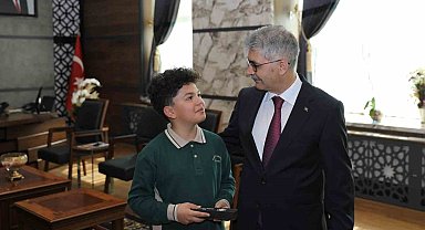 Vali koltuğuna oturan çocuk, güvenlik tedbirleri için emniyet müdürünü aradı