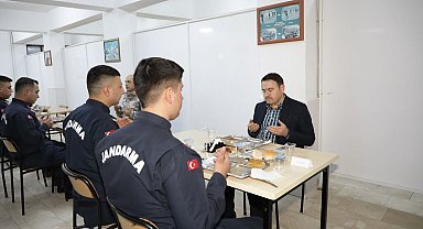 Vali Musa Işın, erbaş ve erlerle iftar yaptı