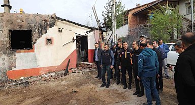 Vali Taşolar'dan 2 evin yandığı, 2 ev ve 2 ahırın hasar gördüğü köyde inceleme