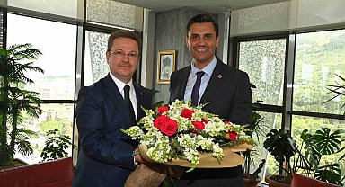 Vali Ünlü'den Başkan Zeyrek'e 'Hayırlı olsun' ziyareti