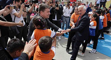 Vali ve belediye başkanı çocuklarla halat çekti, kazanan vali oldu