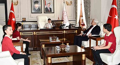 Vali'nin koltuğuna oturdu, talimatlarını verdi