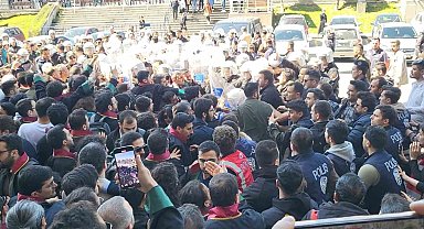 Van'daki başkan değişikliğine ilişkin protesto yapmak isteyen avukatlara müdahale